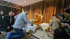"เศรษฐา" นมัสการพระพรหมมงคลวัชราจารย์ บอกยอมเหนื่อย-จี้รมต.ลงพื้นที่ต้องไม่นั่งแค่ห้องแอร์