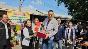 "เศรษฐา" ชมผลิตโอ่งราชบุรี ติดเกล็ดมังกรก่อนเซ็นชื่อบนโอ่ง รับของทีมระลึกมีถามเกิน 3 พันหรือไม่