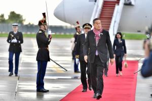 “เศรษฐา” พร้อมถ่ายทอดความงดงามผ้าไทย หลังใช้พันคอเยือนฝรั่งเศสโปรโมตภูมิปัญญาคนไทย
