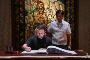 ‘เซเลนสกี’ บุกฟิลิปปินส์จับมือ ‘มาร์กอส’ วิจารณ์จีน-รัสเซีย ด้าน ‘ปักกิ่ง’ ตอบโต้ข้อกล่าวหา ย้ำเป็นกลาง โปร่งใส ไม่ขวางใครร่วมการประชุมที่เคียฟวางแผนใช้บีบมอสโก
