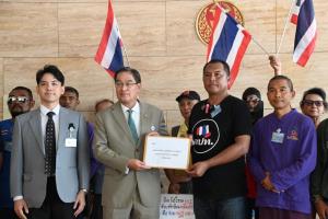คปท.-ศปปส.-กองทัพธรรม บุกสภา ยื่นหนังสือย้ำจุดยืนหนุนนิรโทษทุกฝ่าย เว้น ม.112 และคอร์รัปชัน