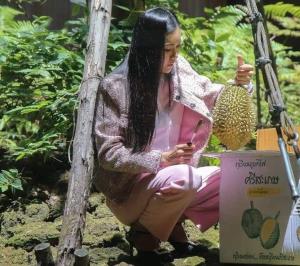 รองโฆษกรัฐบาล โชว์เช็ก “ทุเรียนภูเขาไฟ” ที่สร้างรายได้สูง 2 พัน ล. พร้อมนำไปปอกในสภา