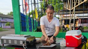 อย่านอนตื่นสาย อย่าอายทำกิน ตำรวจเพชรบูรณ์เสียบตาแหก ขายหมูปิ้งยามเช้าก่อนเข้าเวร