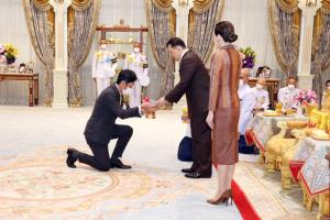 ผู้บริหารโตโยต้า มอเตอร์ ประเทศไทย นำคณะเฝ้าทูลละอองธุลีพระบาท ถวายพระพรชัยมงคล และน้อมเกล้าน้อมกระหม่อมถวายรถ ตู้