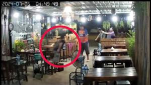 ลูกชายฉุนพ่อเลี้ยงพาเพื่อนมายืมเงินแม่ แต่ไม่ได้กลับทำร้าย คว้ามีดแทงดับ 1 เจ็บ 2