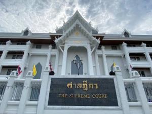 "บิ๊กศาลฎีกา" ขอลาออกราชการกะทันหัน โยงกรณีหยิกยกคดี สส.เสียบบัตร ไปพูดคุยองค์คณะให้รอลงการลงโทษ ก่อน อนุ ก.ต.ลงมติ ไม่ให้เป็นผู้พิพากษาอาวุโส