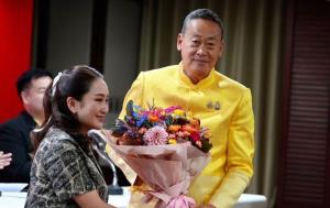 “แพทองธาร” มอบดอกไม้แสดงความยินดี “เศรษฐา” รับเครื่องราชฯ
