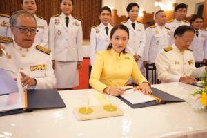 "อุ๊งอิ๊ง" นำสมาชิกพท.ลงนามถวายพระพรพระบาทสมเด็จพระเจ้าอยู่หัว เฉลิมพระชนมพรรษา 6 รอบ