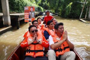 “ชัยธวัช” ล่องเรือตลาดน้ำดำเนินสะดวก ช่วยลูกพรรคหาเสียงชิงนายก อบจ.ราชบุรี ชวนคนเมืองโอ่งเปลี่ยนแปลงไปด้วยกัน