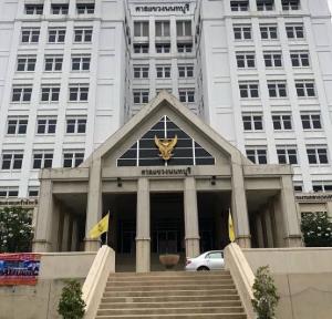 ศาลเเขวงนนท์ สั่ง รปภ.ศาล ทำร้ายตาอายุ 72 ปี เเขนหักหยุดงาน พ้นหน้าที่