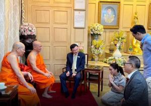 “อุ๊งอิ๊ง” พร้อม “พ่อแม้ว-พี่โอ๊ค” ทำบุญวันเกิดที่วัดสระเกศ ขณะ โผ ครม.ยังวุ่นยืดเวลาตรวจสอบนับเดือน ดึงองค์กรอิสระร่วม