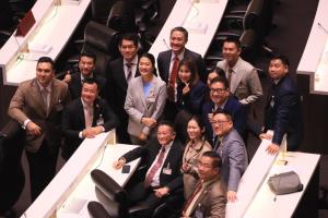 สภาคึกคัก สส.แห่ยินดีว่าที่ รมต.ป้ายแดง “ชลน่าน-สุทิน” กอดคอเข้าสภา