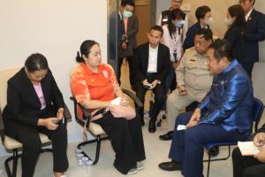 "ทวี" รุดเยี่ยมให้กำลังใจ เหตุเพลิงไหม้รถบัส นร. มอบคุ้มครองสิทธิฯ เยียวยา