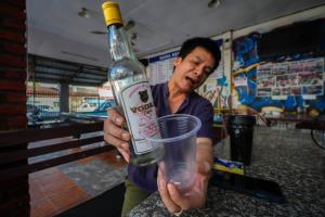 ลาวสั่งแบนแอลกอฮอล์ท้องถิ่นหลังนักท่องเที่ยวต่างชาติดับจากพิษเมทานอล