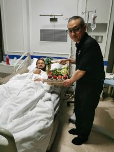 มาดามแป้ง ส่งตัวแทนเยี่ยม กองหน้าสุพรรณบุรีฯ หลังถูกไฟดูด ในการแข่งขันฟุตบอลไทยลีก 2