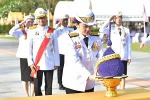 นายกฯ วางพานพุ่มถวายพระบรมรูปรัชกาลที่ 1 ในวันสมเด็จพระพุทธยอดฟ้า-ระลึกมหาจักรีบรมราชวงศ์