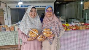 สตูล…แล้งทำพิษ! ไข่ไก่ขึ้นราคา กระทบแม่ค้า “บุคอรีขนมไข่” แต่ยังสู้ไม่ถอย ยืนหยัดรักษารสชาติ-คุณภาพ