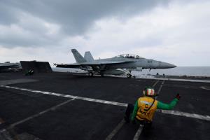 งามหน้า!F-18ของสหรัฐฯมูลค่า2,250ล้าน พลัดตกเรือบรรทุกเครื่องบินร่วงลงทะเลแดง