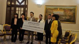 มูลนิธิเรนวูด พบ นายกฯมอบเงินช่วยแผ่นดินไหว 5 ล้าน