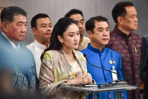 "อิ๊งค์" ยังไม่ได้ข้อมูลแพทยสภาปม "พ่อแม้ว" นอนชั้น 14 ยันป่วยจริงถึงขั้นผ่าตัด อ้างคนไม่เชื่อพูดอย่างไรก็ไม่เชื่ออยู่ดี