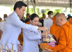 นายกฯ นำ ครม.ตักบาตรพระสงฆ์ 148 รูป ถวายพระราชกุศล เนื่องในโอกาสวันเฉลิมพระชนมพรรษา สมเด็จพระราชินี