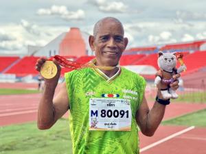 ลุง ‘สุคนธ์’ นักวิ่งจากสระบุรีคว้าทองแรกวิ่ง 5,000 ม. รุ่น 80 ปีชาย "โคราชเกมส์"