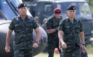 ”พล.อ.พนา“ บินด่วนให้กำลังใจทหาร–ถกแผนรับมือสถานการณ์ฉุกเฉิน ชายแดนไทย–กัมพูชา