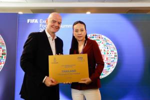 "มาดามแป้ง" รับรางวัล FIFA Forward Awards ระดับ Gold ที่เมืองไมอามี่