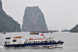 เวียดนามสั่งงดบริการเรือท่องเที่ยวอ่าวฮาลอง เตรียมพร้อมรับมือไต้ฝุ่นวิภา