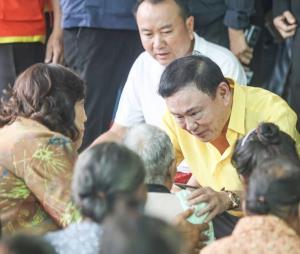 “ทักษิณ” เผย “อิ๊งค์” อยากลงพื้นที่เอง แต่กลัวละเมิดอำนาจศาล จึงฝากพ่อมาดูแลประชาชน คาดไม่กี่วันได้กลับบ้าน