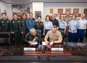 เปิดภาพ! ตัวแทนทหารกัมพูชาจับมือกองทัพสหรัฐฯ ก่อนเปิดฉากถล่มไทย สังคมตั้งคำถาม ‘อเมริกาเดินเกมอะไร?’