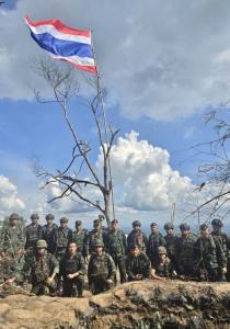 มทภ.2 ขึ้นภูมะเขือให้กำลังใจกำลังพลรักษาอธิปไตย ย้ำไม่ประมาท ก่อนนำร้องเพลงชาติ