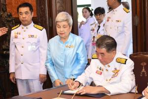 “ภูมิธรรม” เป็น ปธ.พิธีเจริญพระพุทธมนต์-ทำบุญตักบาตร ลงนามถวายพระพรชัยมงคล สมเด็จพระนางเจ้าสิริกิติ์ฯ