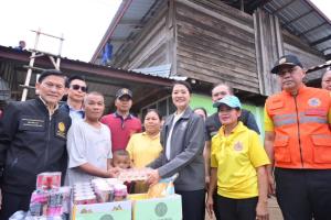 "ธีรรัตน์" ลงศรีสะเกษ ช่วยซ่อมบ้านผู้ประสบภัยจากเหตุสะเก็ดระเบิด ย้ำรบ.มุ่งให้ใช้ชีวิตเป็นปกติโดยเร็ว