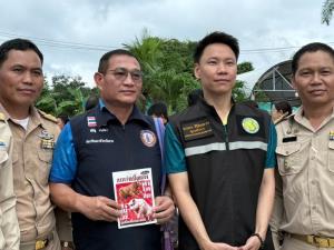 “อรรถกร” โชว์แผ่นพับต้านสารเร่งเนื้อแดง ลั่น “หมูธรรมชาติอร่อย ปลอดภัยกว่า”