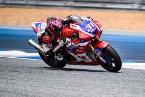 "มิกซ์-ธนัช" ควง "ข้าวกล้อง-จักรีภัทร” บิดยอดรถแข่ง Honda CBR Series คว้าโพล 2 รุ่นท็อป