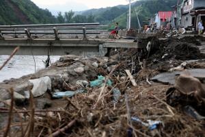 จีนอ่วม! ฝนถล่มหนักหลายภูมิภาคทำ 'ถนนหนทาง' พังเสียหายกว่า 16,000 ล้านหยวน