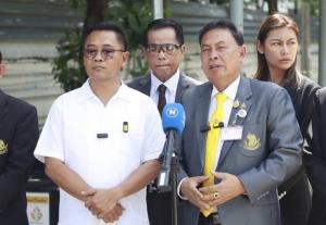 “สุรทิน“ แจ้งจับ ‘ภูมิธรรม’ ผิด ม.112 กระทำมิบังควร ทูลเกล้าฯ ยุบสภาทั้งที่ไม่มีอำนาจ