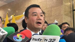 “สรวงศ์” บอกตรงๆ ไม่รู้ “ทักษิณ” จะกลับไทยหรือไม่ โบ้ยเป็นเรื่องส่วนตัว จะเดินทางไปไหนไม่เกี่ยวกับพรรค