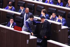 “ว่าที่นายกฯ หนู” โชว์สปิริตอยู่สภาต่อจนปิดการประชุม ก่อนเข้าพรรคภูมิใจไทย