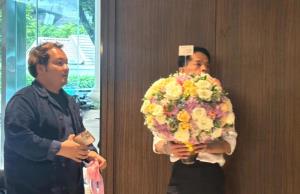“พจมาน” ส่งดอกไม้ถึง ภท.แสดงความยินดี “อนุทิน” นั่งนายกฯ คนที่ 32