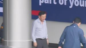 "แม้ว" แลนดิ้งถึงไทยยิ้มแย้มโบกมือทักทายสื่อ จับตาไปศาลตัดสินคดีชั้น 14 พรุ่งนี้