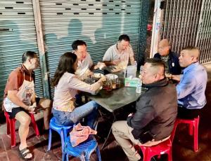"นายกฯ หนู" ควงภรรยากินก๋วยเตี๋ยวลูกชิ้นปลาสตรีทฟูดร้านโปรด