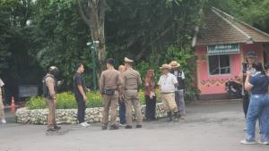 ตร.ตรวจสอบที่เกิดเหตุสิงโตรุมขย้ำ จนท.สวนสัตว์ พบผู้ตายลงมาจากรถ เก็บของที่ทำหล่น