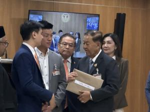 ปชน.ยื่นร่างแก้ รธน.หมวด 15/1 ถึงประธานสภาฯ จี้ เพื่อไทย-ภูมิใจไทยยื่นตาม ขู่หากไม่จริงใจจะชำแหละวันแถลงนโยบาย