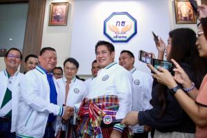 “ธรรมนัส” เปิดตัว “เสธ.หิ” ซบกธ. มอบดูเหนือตอนล่าง ใต้ อีสานบางส่วน ยังไม่สรุปดึง "เดชอิศม์"