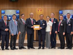 พท.ยื่นแก้หมวด 15 ดัน รธน.ใหม่ สสร.เลือกตั้ง 100 องค์กรวิชาชีพ–มหาวิทยาลัยอีก 51 ชี้ สว.เป็นผู้ใหญ่คงคิดได้