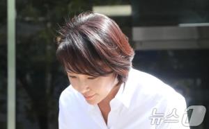 "ฮวังจองอึม" รับโทษจำคุก 2 ปี รอลงอาญา 4 ปี คดียักยอกเงินกว่า 4,300 ล้านวอน
