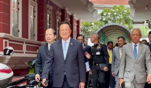 "อนุทิน" ฟิตเดินเท้าจากตึกไทยฯนั่งหัวโต๊ะสมช. บอกเร็วกว่านั่งรถกอล์ฟที่เตรียมไว้