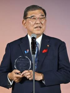 นายกรัฐมนตรีอิชิบะของญี่ปุ่นคว้ารางวัล&amp;#8203; นักการเมืองสวมแว่นตาดูดีที่สุด